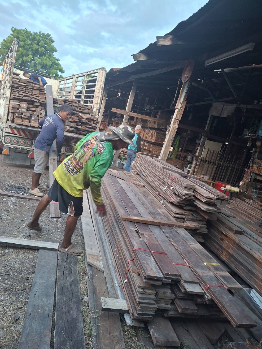 13 - https://รุ่งนําชัยค้าไม้.com | รุ่งนำชัยค้าไม้ บริการรับซื้อบ้านไม้เก่า ไม้เก่าทุกชนิด ให้ราคาสูง พร้อมทีมงานรื้อถอน-ทุบบ้าน ตึก อาคารสำนักงาน และโรงงานอย่างมืออาชีพ ครบวงจรในที่เดียว