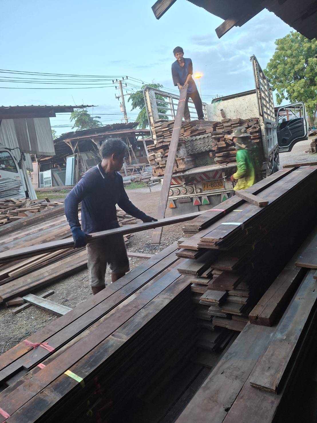 14 - https://รุ่งนําชัยค้าไม้.com | รุ่งนำชัยค้าไม้ บริการรับซื้อบ้านไม้เก่า ไม้เก่าทุกชนิด ให้ราคาสูง พร้อมทีมงานรื้อถอน-ทุบบ้าน ตึก อาคารสำนักงาน และโรงงานอย่างมืออาชีพ ครบวงจรในที่เดียว